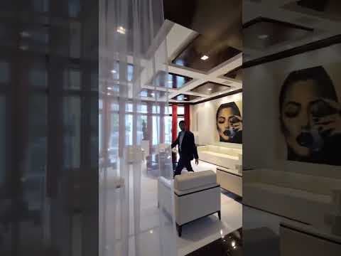 Descubre el encanto del comedor formal y la sala de bienvenida de esta mansión